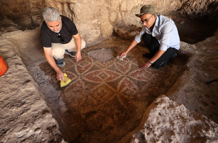 Các thiết kế được kết nối với nhau thông qua các họa tiết lằn sóng, hình chữ thập và biểu tượng vô cực kỳ thú. Ảnh: @Bảo tàng Mardin.