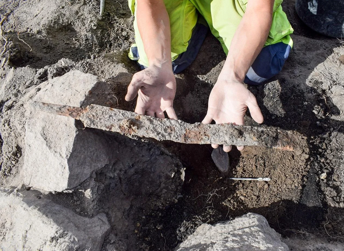 Theo đánh giá ban đầu của các chuyên gia đến từ Công Ty Tư Vấn Khảo Cổ Học Thụy Điển Arkeologerna, kho báu này thuộc về một nhân vật triều đại tinh hoa địa phương hoặc một nhóm chiến binh trong thời Viking. Ảnh: @Công Ty Tư Vấn Khảo Cổ Học Thụy Điển Arkeologerna.