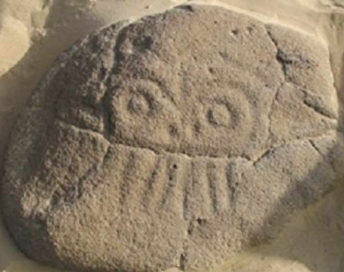 Điều gây chú ý là trên bề mặt khối đá sa thạch này có khắc họa hình một khuôn mặt kỳ quái. Ảnh: @Wu Jiacai.