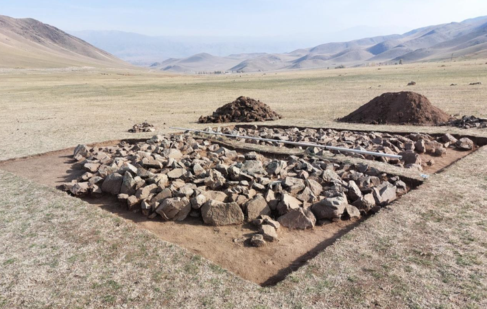 Tại một gò chôn cất kurgan ở quận Kemin thuộc vùng Chuy, Kyrgyzstan, các chuyên gia đến từ Viện Nghiên Cứu Thổ Nhĩ Kỳ Và Altaistics bất ngờ tìm thấy một cổ vật kỳ thú. Ảnh: @Viện Nghiên Cứu Thổ Nhĩ Kỳ Và Altaistics.