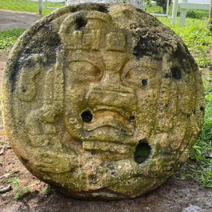 Hai phiến đá cổ mang hình phù điêu khuôn mặt người được cho là khắc họa hai vị vua cai trị địa phương với miệng há hốc. Ảnh: @Đại học Quốc gia Mexico.