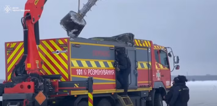 Sau khi được xác định, các mảnh vỡ tên lửa Iskander được bảo quản cẩn thận và di dời theo đúng quy trình an toàn. Ảnh: @DEFENSEEXPRESS.