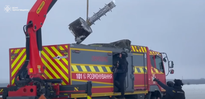 Các mảnh vỡ sau đó được vận chuyển đến một địa điểm được chuẩn bị đặc biệt, nơi chúng được tiêu hủy bằng phương pháp kích nổ có kiểm soát. Ảnh: @DEFENSEEXPRESS.