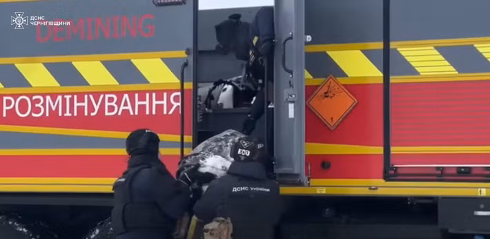 Chiến dịch này huy động sáu chuyên gia công binh lành nghề và hai đơn vị thiết bị chuyên dụng, cho thấy tính chất tốn nhiều nguồn lực của việc xử lý vật liệu nổ, ngay cả khi chỉ là những mảnh vỡ tên lửa. Ảnh: @DEFENSEEXPRESS.