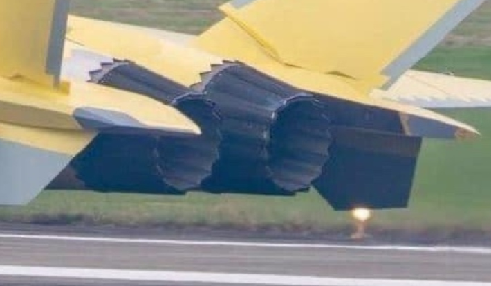 Vị trí ngồi của phi công cũng được nâng cao để cải thiện tầm nhìn trong buồng lái. Ảnh: @Tập đoàn Công nghiệp Máy bay Thành Đô của Trung Quốc.