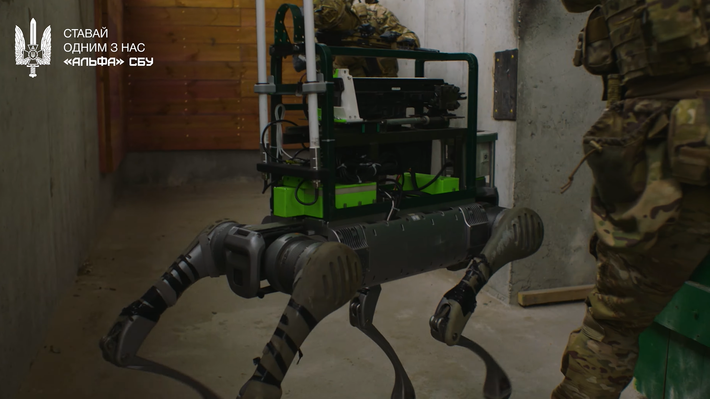 Con chó robot được nhìn thấy đang di chuyển trong nhà và bắn súng trường. Ảnh: @Cơ quan An ninh Ukraine.