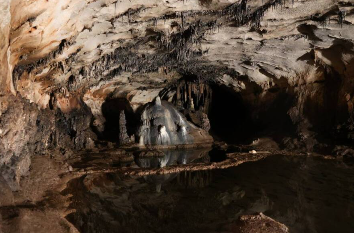 Cụ thể, các nhà khoa học đến từ trường Đại học Alicante và Đại học Zaragoza đã tìm thấy các dòng chữ khắc ở độ sâu hơn 200 mét tính từ cửa hang Cova de les Dones. Ảnh: @Alberto-g-rovi.