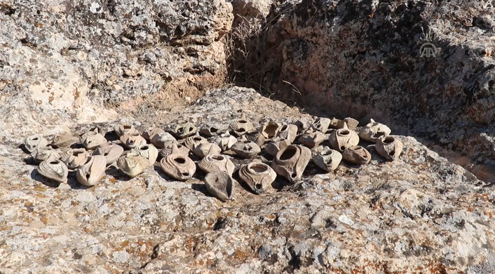 Việc các khuôn đúc được tìm thấy bên cạnh những chiếc đèn cho thấy, Lâu đài Zerzevan này có thể từng là một xưởng đúc đèn. Ảnh: @Bộ Văn hóa và Du lịch Thổ Nhĩ Kỳ.