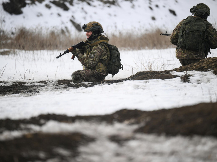 Bên cạnh đó, lực lượng Ukraine trong thành phố đang phải hoạt động trong trạng thái căng thẳng cực độ. Những đợt tấn công bằng drone, pháo cối và KAB không chỉ gây thiệt hại về nhân lực, mà còn liên tục làm gián đoạn tiếp tế, khiến hệ thống chỉ huy của họ rơi vào tình trạng quá tải. Nhiều đơn vị gần như không có khoảng thời gian nghỉ ngơi thực sự.
