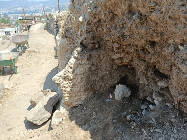 Đó là một đầu tượng ước tính có niên đại khoảng thế kỷ thứ 2 Sau Công Nguyên. Ảnh: @Đại học Izmir Katip Çelebi.