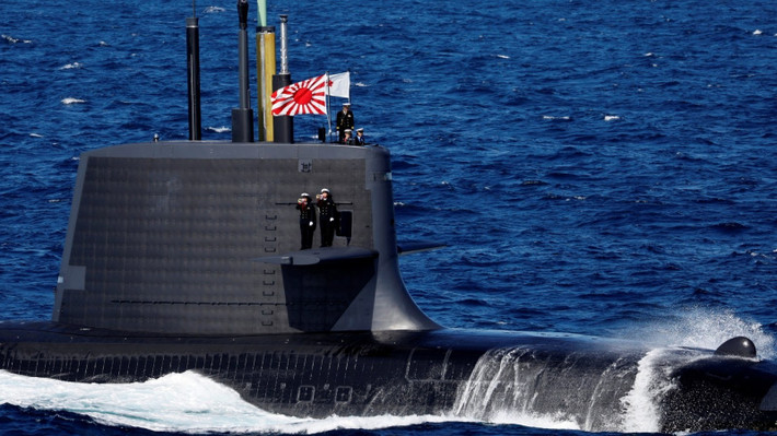 Một báo cáo do nhóm chuyên gia thuộc Bộ Quốc phòng Nhật Bản soạn thảo vừa được trình lên Bộ trưởng Quốc phòng Gen Nakatani. Tài liệu này kêu gọi Tokyo phát triển tàu ngầm thế hệ mới với “hệ thống động lực tiên tiến”. Dù không nêu trực tiếp từ “hạt nhân”, báo Asahi Shimbun cho rằng cụm từ này ám chỉ lò phản ứng hạt nhân nhỏ gọn.