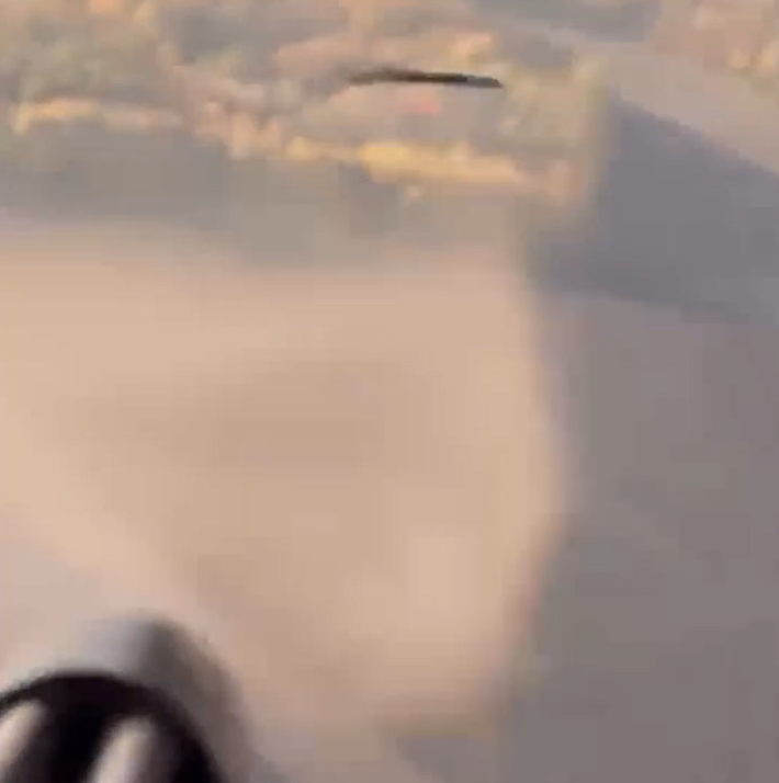 “Thành viên phi hành đoàn của một chiếc trực thăng Ukraine đã bắn hạ một chiếc OWA-UAV tầm xa Shahed-136/Geran-2 của Nga bằng súng máy M134 Minigun gắn bên hông”, Kênh Tin tức quân sự và xung đột @Archer83Able chia sẻ trên nền tảng X. Ảnh: @Archer83Able.