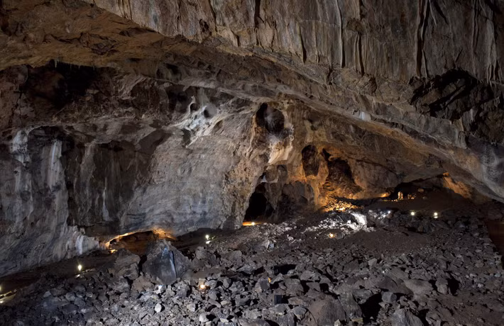 Nằm sâu trong vùng Karst Moravia của Cộng hòa Séc, hang động Kateřinská từ lâu đã được biết đến như một địa điểm diễn ra các nghi lễ tiền sử, thể hiện nghệ thuật, và là nơi có sự hiện diện của con người kéo dài hàng nghìn năm trước. Ảnh: @Cơ quan Quản lý Hang động Séc (Správa jeskyní ČR).