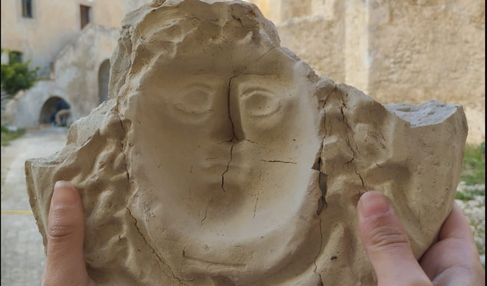 Bằng chứng cho thấy việc sản xuất mặt nạ đóng vai trò quan trọng trong nền kinh tế địa phương và các biểu hiện văn hóa của Finziade cổ đại, làm nổi bật tầm quan trọng của biểu tượng và nghề thủ công ở Sicily thời La Mã cổ đại. Ảnh: @Dự án Finziade / Parco Archeologico e Paesaggistico della Valle dei Templi.