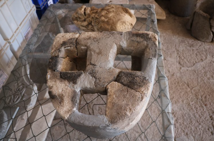 Ước tính chiếc lò này có niên đại khoảng 1.500 năm tuổi, thuộc thế kỷ thứ 5 Sau Công Nguyên. Ảnh: @Đại học Çanakkale Onsekiz Mart (ÇOMÜ).