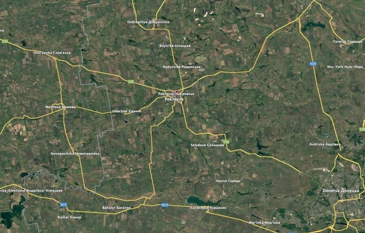 Pokrovsk từ lâu là một mắt xích trong hệ thống phòng thủ nhiều tầng của Ukraine ở Donetsk. Thành phố này không chỉ nằm trên tuyến đường sắt chính mà còn nối liền nhiều tuyến cao tốc chiến lược dẫn đến các vùng hậu cần phía tây. Nếu Pokrovsk thất thủ, Nga có thể mở ra hành lang tiến sâu hơn vào nội địa Ukraine.