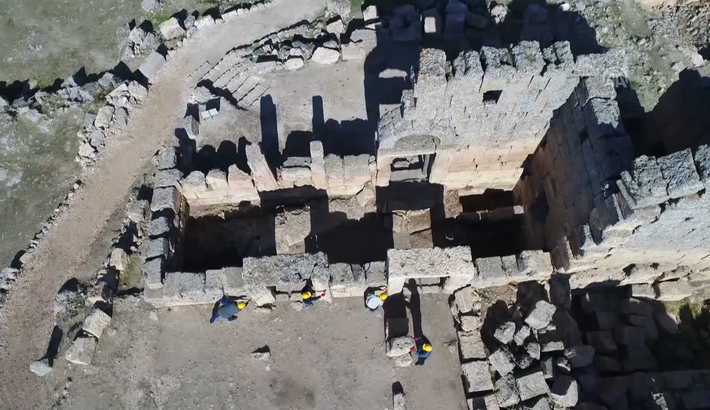 Gần đây, trong quá trình khai quật khảo cổ tại Lâu đài Zerzevan này, nhiều chuyên gia đến từ Bộ Văn hóa và Du lịch Thổ Nhĩ Kỳ khai quật được hàng chục cổ vật lạ. Ảnh: @Bộ Văn hóa và Du lịch Thổ Nhĩ Kỳ.