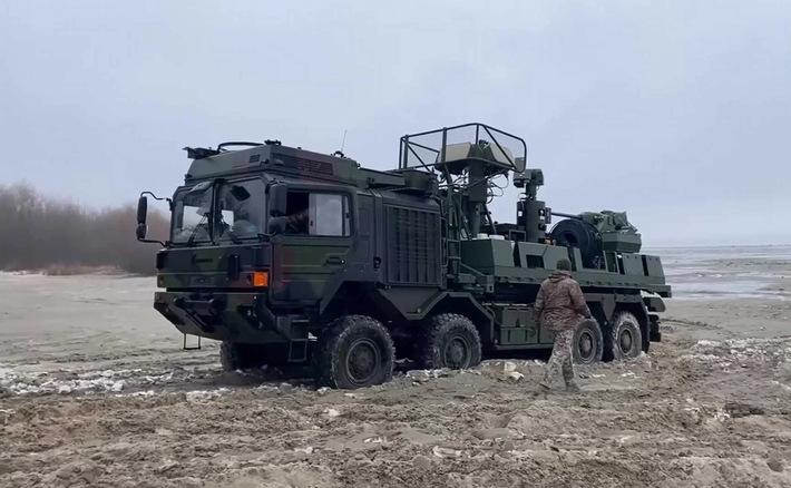 Theo đó, Hệ thống phòng không tầm ngắn Terrahawk Paladin do Anh sản xuất đã được đưa vào biên chế của Trung đoàn Tên lửa Phòng không số 156 của Ukraine, đánh dấu lần đầu tiên hệ thống này được xác nhận xuất hiện trên chiến trường. Ảnh: @militarnyi.