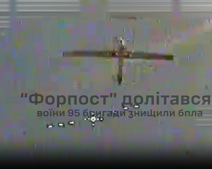 Theo lính dù, máy bay không người lái này đã tăng tốc lên hơn 160 km/h trong giây lát nhưng không thể thoát khỏi sự chặn đánh từ lực lượng Ukraine. Ảnh: @95 окрема десантно-штурмова Поліська бригада ДШВ ЗСУ.