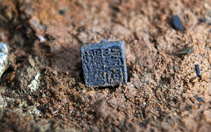 Trong lăng mộ hoàng gia thuộc triều đại Hoàng đế Lưu Hà này, các chuyên gia tìm thấy các con dấu, đá quý, nút tre, và một chiếc vòng bạc. Ảnh: @ Hiệp hội Khoa học Xã hội Trung Quốc.