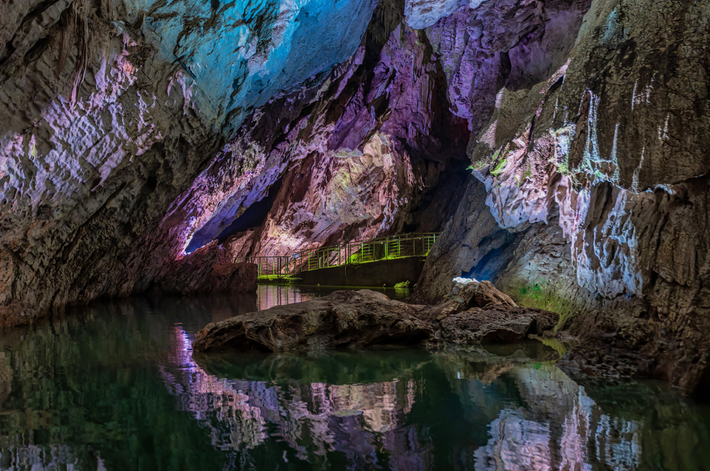 Sự hiện diện của dòng sông đã bảo tồn các vật liệu hữu cơ trong hang, và các cuộc khai quật trước đây đã phát hiện ra một ngôi nhà cọc thời tiền sử từ thế kỷ thứ 2 Trước Công Nguyên. Ảnh: @Viện Khảo cổ học Trung ương Ý.