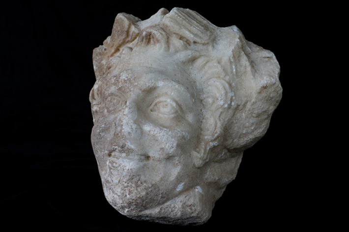 Đầu tượng kỳ lạ này có kích thước bằng kích thước đầu con người, nó được điêu khắc tinh xảo từ đá cẩm thạch trắng. Ảnh: @Đại học Izmir Katip Çelebi.