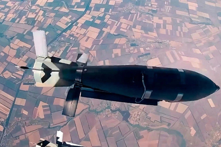 Những quả bom này đang san phẳng các công sự dọc bờ tây sông Gaichur - tuyến phòng thủ tự nhiên mà Ukraine kỳ vọng sẽ ngăn bước tiến của Nga. Hỏa lực tầm xa liên tục xóa sạch hố trú ẩn, pháo đài tạm và các bãi tập trung quân, khiến lực lượng phòng thủ của Kiev suy yếu nghiêm trọng.