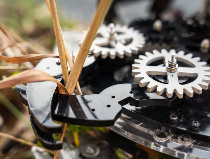 Sau đó, GCR sẽ trang bị cho robot hình rết này các cơ chế loại bỏ cỏ dại chủ động, có thể bao gồm các kẹp chuyên dụng, hoặc thậm chí là dùng tới các giải pháp dọn dẹp cỏ dại dựa trên tia laser. Ảnh: @Ground Control Robotics.