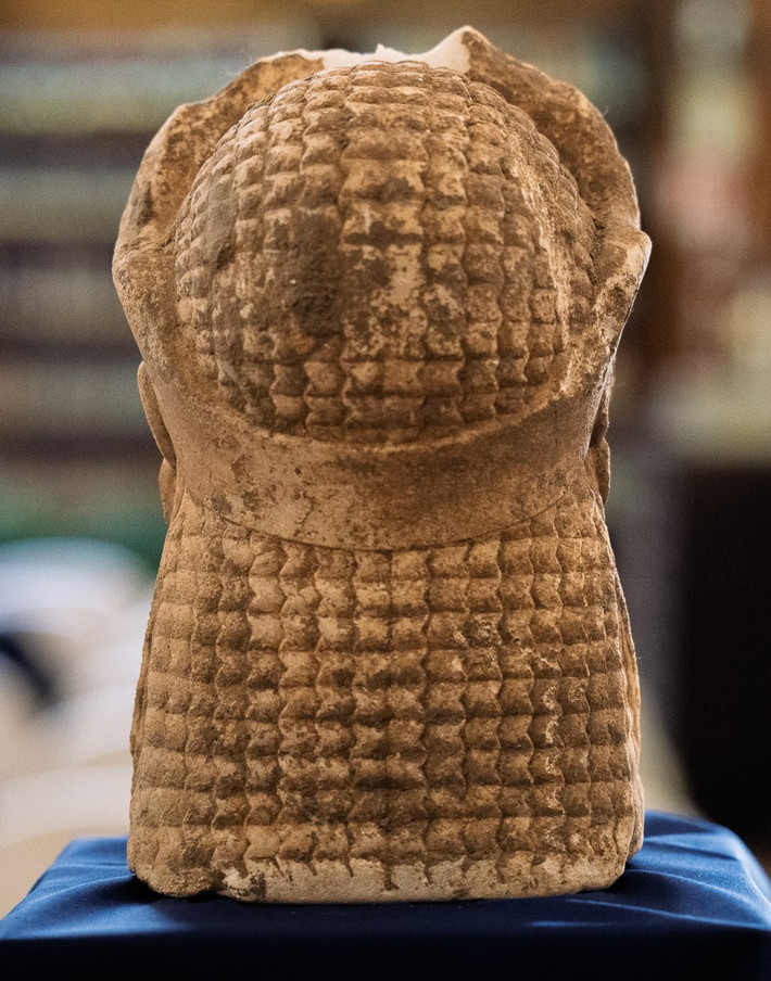 Tóc của cô được uốn và tết cầu kỳ, sang trọng, quý phái. Ảnh: @Viện Khảo Cổ Học Quốc Gia Ý.