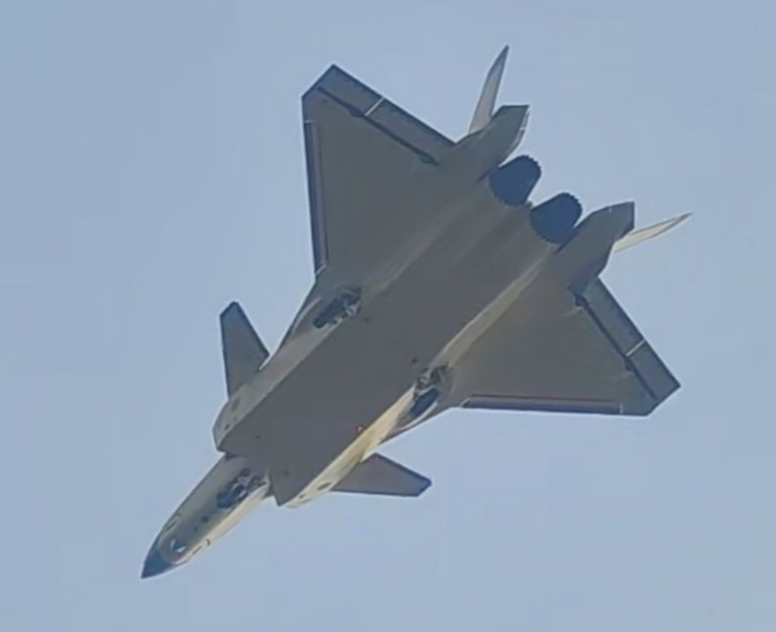 Sau khi những hình ảnh được đăng tải gần đây trên mạng xã hội, chuyến bay thử nghiệm đầu tiên của máy bay chiến đấu tàng hình J-20A thuộc Không quân Trung Quốc được trang bị động cơ WS-15 mới đã được ghi nhận. Ảnh: @RupprechtDeino.