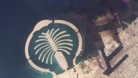 UAE ghi nhận số lượng mối đe dọa lớn nhất. Hệ thống phòng không của nước này phát hiện 186 tên lửa đạn đạo hướng tới lãnh thổ, trong đó 172 quả bị đánh chặn trước khi rơi xuống, 13 quả rơi xuống biển và chỉ một quả rơi vào lãnh thổ UAE. Bên cạnh đó, lực lượng phòng không UAE còn phát hiện 812 UAV tấn công, phá hủy 755 chiếc trên không, trong khi 57 chiếc còn lại rơi xuống lãnh thổ nước này.