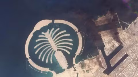 UAE ghi nhận số lượng mối đe dọa lớn nhất. Hệ thống phòng không của nước này phát hiện 186 tên lửa đạn đạo hướng tới lãnh thổ, trong đó 172 quả bị đánh chặn trước khi rơi xuống, 13 quả rơi xuống biển và chỉ một quả rơi vào lãnh thổ UAE. Bên cạnh đó, lực lượng phòng không UAE còn phát hiện 812 UAV tấn công, phá hủy 755 chiếc trên không, trong khi 57 chiếc còn lại rơi xuống lãnh thổ nước này.