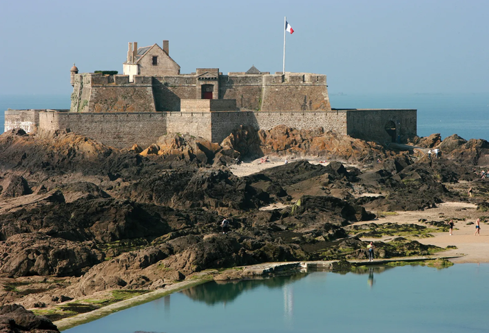 Khi tiến hành khai quật tại Brittany, Pháp, hai nhà nghiên cứu Yvan Pailler và Clément Nicolas bất ngờ tìm thấy một hiện vật độc đáo. Ảnh: @Yvan Pailler và Clément Nicolas.