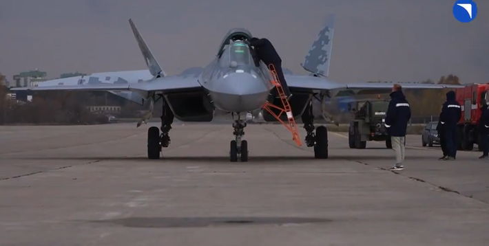 Màn trình diễn làm nổi bật sự tiến bộ của máy bay Su-57 trong thiết kế ít bị phát hiện, và phản ánh sự tập trung ngày càng tăng của Nga vào việc tích hợp vũ khí bên trong để cải thiện khả năng tránh radar trong các nhiệm vụ tấn công. Ảnh: @OSINTWarfare.
