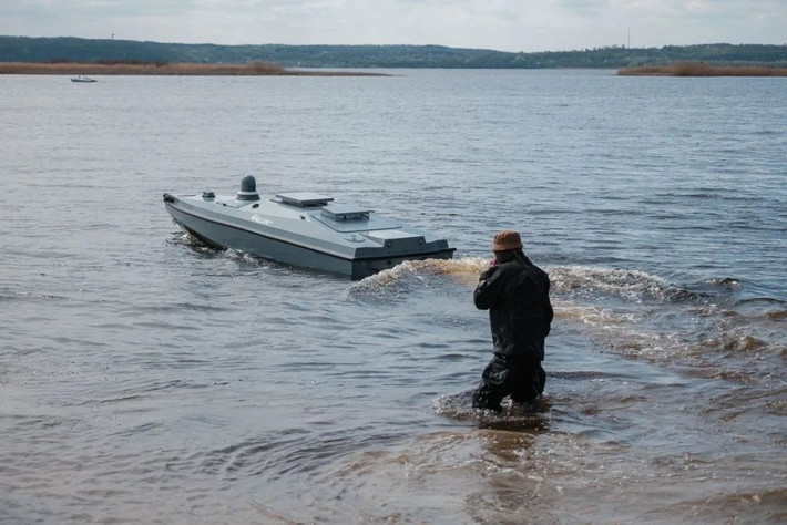 Ở cấp chiến dịch, việc triển khai tàu mặt nước mang UAV giúp Ukraine mở rộng “bán kính tấn công” dọc Dnipro. Mỗi Barracuda trở thành bệ phóng di động, khó phát hiện, liên tục đe dọa vận tải quân sự Nga. Kiev không cần đối đầu trực diện mà vẫn bóp nghẹt hậu cần Moscow từng nhịp.
