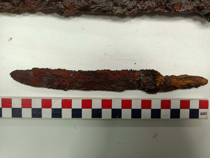 Trong mộ vị chiến binh này còn nguyên vẹn một thanh kiếm, đầu mũi tên có lẽ đã từng nằm trong bao đựng tên, con dao dài có lẽ cũng được dùng làm vũ khí, cùng phụ kiện thắt lưng bạc, dây bện mạ vàng. Ảnh: @Bảo tàng Szent István Király.