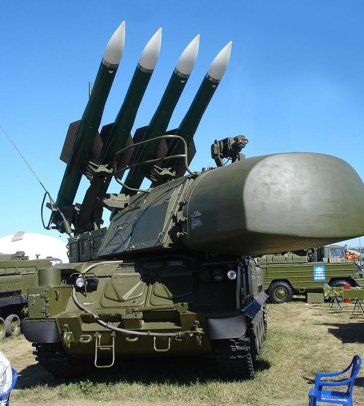 Buk-M2 là hệ thống phòng không tầm trung chủ lực của Nga, tầm bắn 45 km, sử dụng radar 9S36 và tên lửa dẫn đường chủ động. Các xe 9A317/9A316 thường hoạt động trong đội hình bốn chiếc, có khả năng tác chiến độc lập ngay cả khi bị gây nhiễu điện tử, vì vậy việc UAV thâm nhập được là điều cực kỳ hiếm hoi.