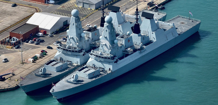 Các vấn đề của Type 45 kéo dài suốt hai thập kỷ, động cơ Rolls-Royce bị hỏng trong khí hậu nóng, hệ thống điện “chết đứng” giữa đại dương, thiếu phụ tùng thay thế buộc hải quân phải “mổ” tàu này để cứu tàu kia. Theo các chuyên gia, lỗi nằm ở chính thiết kế “đóng kín”, thiếu khả năng tháo lắp, nâng cấp, khiến mọi sửa chữa đều kéo dài, tốn kém và dễ phát sinh thêm lỗi.