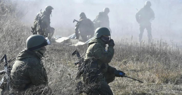 Ở chiều ngược lại, quân đội Ukraine tiếp tục kháng cự bằng UAV, FPV và pháo phản lực, gây thiệt hại đáng kể cho một số đoàn cơ giới Nga. Tuy nhiên, các báo cáo cho thấy hỏa lực phòng không của Nga đã hạn chế đáng kể hoạt động UAV của đối phương trong khu vực, giúp các nhóm tấn công Nga cơ động hiệu quả hơn.