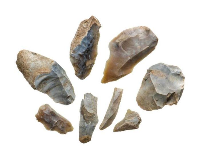 Đó là khoảng 60 công cụ đá lửa được chế tác từ cuối Thời Kỳ Đồ Đá Giữa hoặc Đầu Thời Kỳ Đồ Đá Mới. Ảnh: @Bảo tàng London.