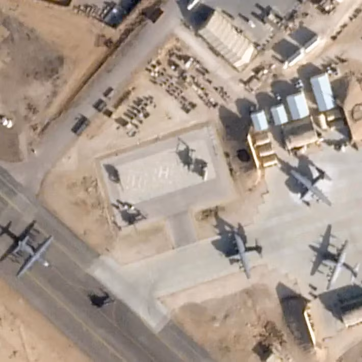 Ngoài các máy bay chiến đấu, căn cứ này còn là nơi hoạt động của máy bay tiếp nhiên liệu KC-135, máy bay chỉ huy và kiểm soát E-8 và máy bay trinh sát điện tử RC-135. Những phương tiện này đóng vai trò then chốt trong việc duy trì hoạt động tác chiến của không quân Mỹ trên toàn khu vực Trung Đông.