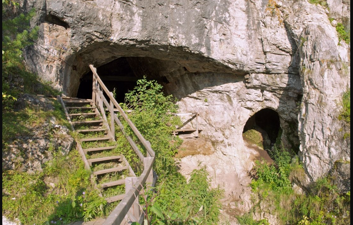 Cụ thể, nhiều đầu mũi giáo bằng xương được chạm khắc tinh xảo được phát hiện ở hang động Nga. Ảnh: @Liubov Golovanova.