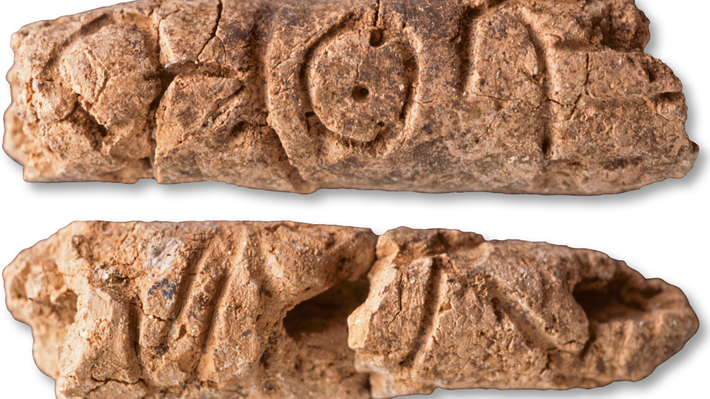 Bản thân các vật thể hình trụ khắc chữ cái này đều bị đục lỗ, cho thấy chúng có mục đích sử dụng thực tế. Những chiếc trụ này được tìm thấy trong một khu nghĩa trang của giới thượng lưu ở Umm el-Marra.