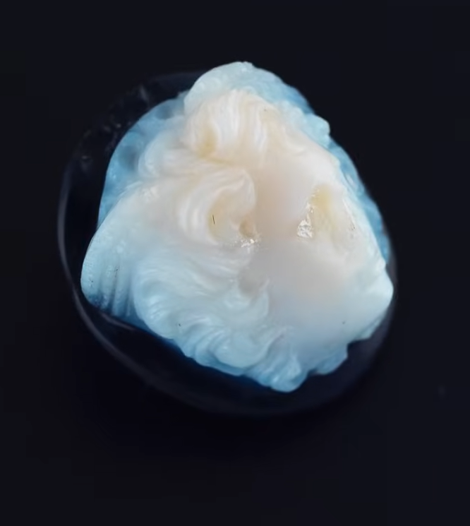 Bức tượng làm từ đá mã não trắng (onyx) chỉ cao 1,5 cm, tương đương với móng tay con người. Ảnh: @Bảo tàng Lâu đài Linz.