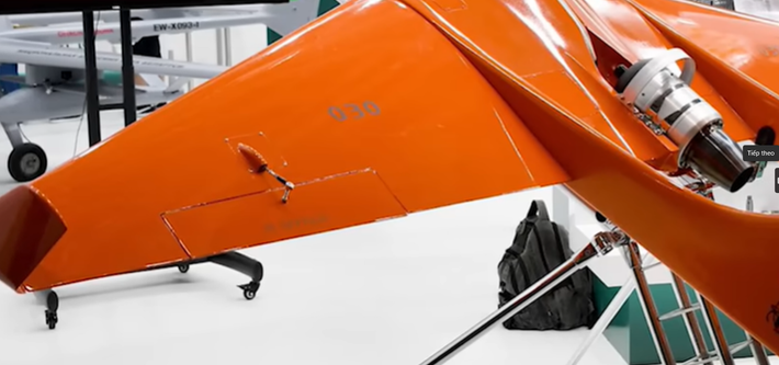 Trong những năm gần đây, Ấn Độ đã liên tục mở rộng danh mục vũ khí tấn công không người lái của mình, tích hợp cả các hệ thống trong nước và nước ngoài vào lực lượng vũ trang. Việc mua sắm máy bay không người lái Berkut-BM được báo cáo sẽ bổ sung một loại vũ khí tuần tra phản lực vào kho vũ khí hiện có của Ấn Độ, bên cạnh các hệ thống UAV cánh quạt và vũ khí dẫn đường chính xác. Ảnh: @Defense Express.