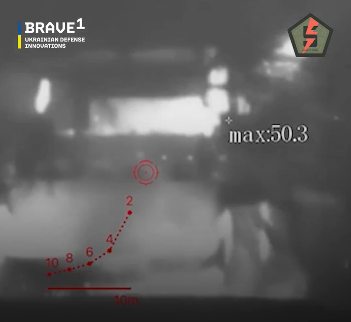 Xe robot này được trang bị một trạm vũ khí điều khiển từ xa với súng máy, cho phép tấn công mục tiêu chính xác, trong khi vẫn giữ người điều khiển ở khoảng cách an toàn khỏi hỏa lực trực tiếp từ đối phương. Ảnh: @FedorovMykhailo.