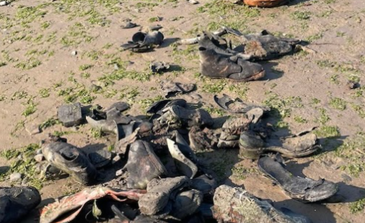 Mặc dù đã trôi dạt trên biển hàng trăm năm, nhưng một số đôi giày vẫn còn trong tình trạng tốt đáng ngạc nhiên. Ảnh: @Beach Academy.