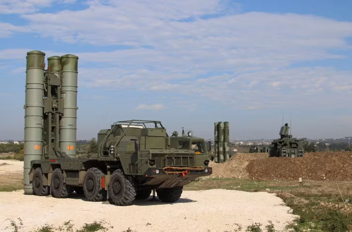 Trong bối cảnh này, hệ thống S-350 được sử dụng để vô hiệu hóa các mục tiêu tầm trung, trong khi S-400 cung cấp khả năng lớn hơn và cũng bổ sung khả năng tấn công nhiều mục tiêu cùng lúc. Ảnh: @ The Moscow Times.