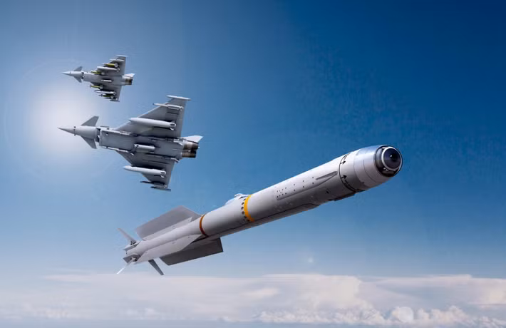 "Dự án này nhằm mục đích phát triển tên lửa dẫn đường cho máy bay chiến đấu do trong nước sản xuất vào năm 2032, trong nỗ lực đa dạng hóa hệ thống vũ khí và tăng cường xuất khẩu vũ khí", Cơ quan Quản lý Chương trình Mua sắm Quốc phòng (DAPA) của Hàn Quốc cho biết rõ. Ảnh: @ 19FortyFive.