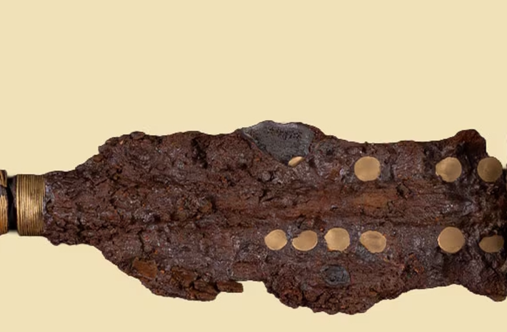 Theo những phát hiện của bảo tàng, vũ khí sắt với họa tiết vàng như vậy là điều chưa từng có, không chỉ ở Đan Mạch mà còn trên khắp Bắc Âu. Ảnh: @Bảo tàng Vestsjælland.